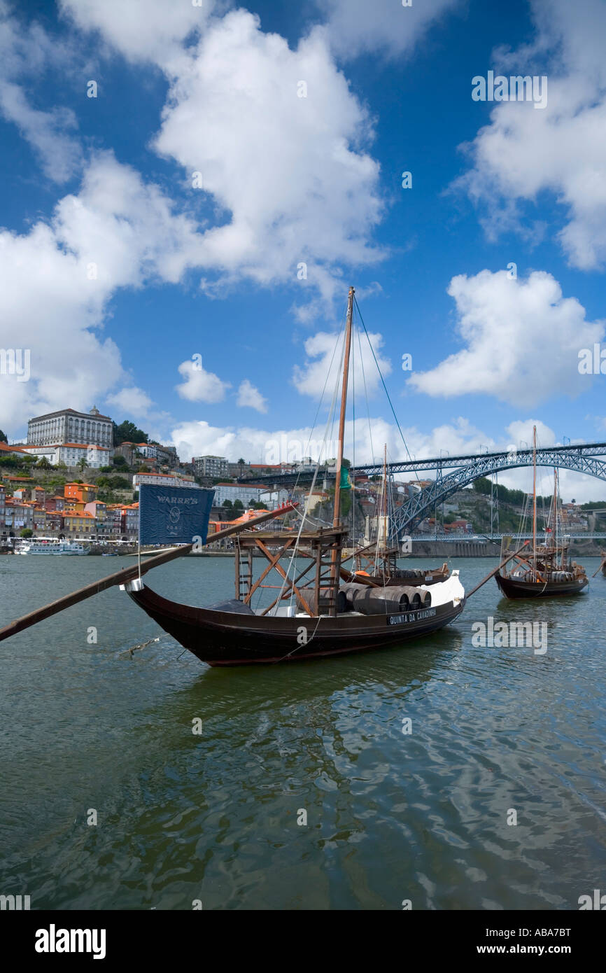 Barcos Rabelos chiatte tradizionale per il trasporto di vino di porto sul fiume Douro Oporto portogallo Foto Stock