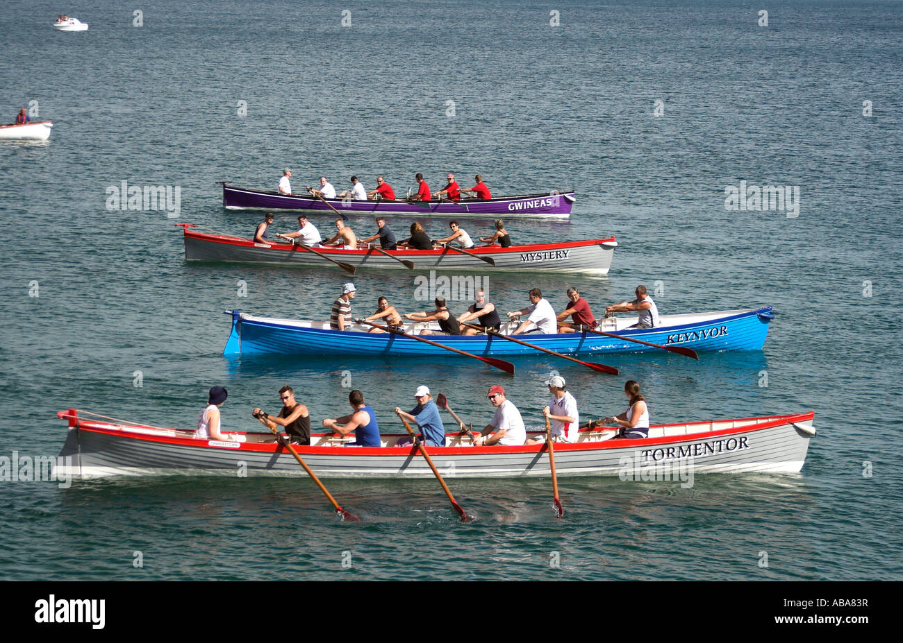 Gigs pilota ottenere pronto per la gara, Charlestown, Cornwall, Regno Unito, 2006 Settimana di regata, Foto Stock
