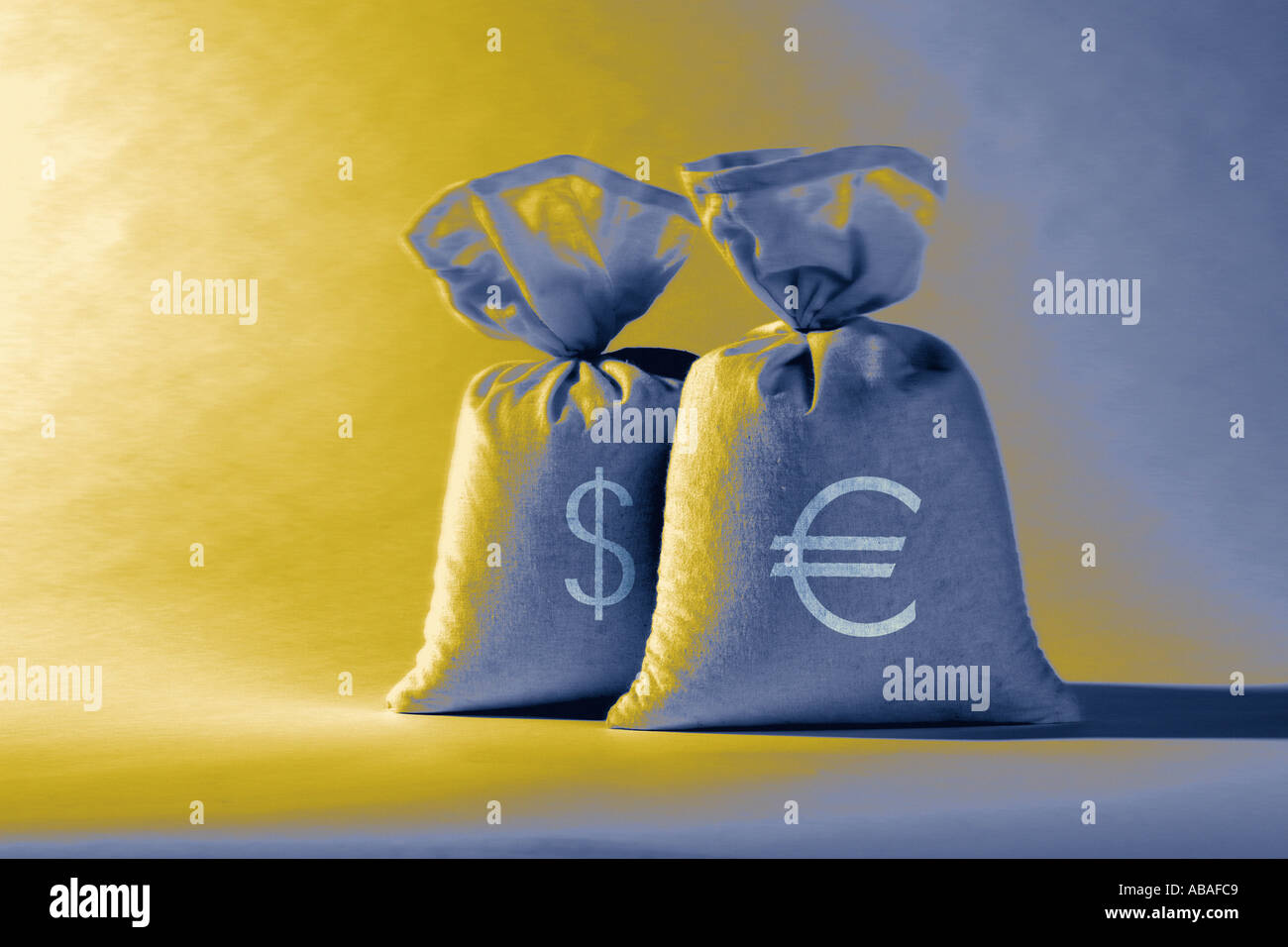 Euro e Dollaro segni sui sacchi di denaro Foto Stock