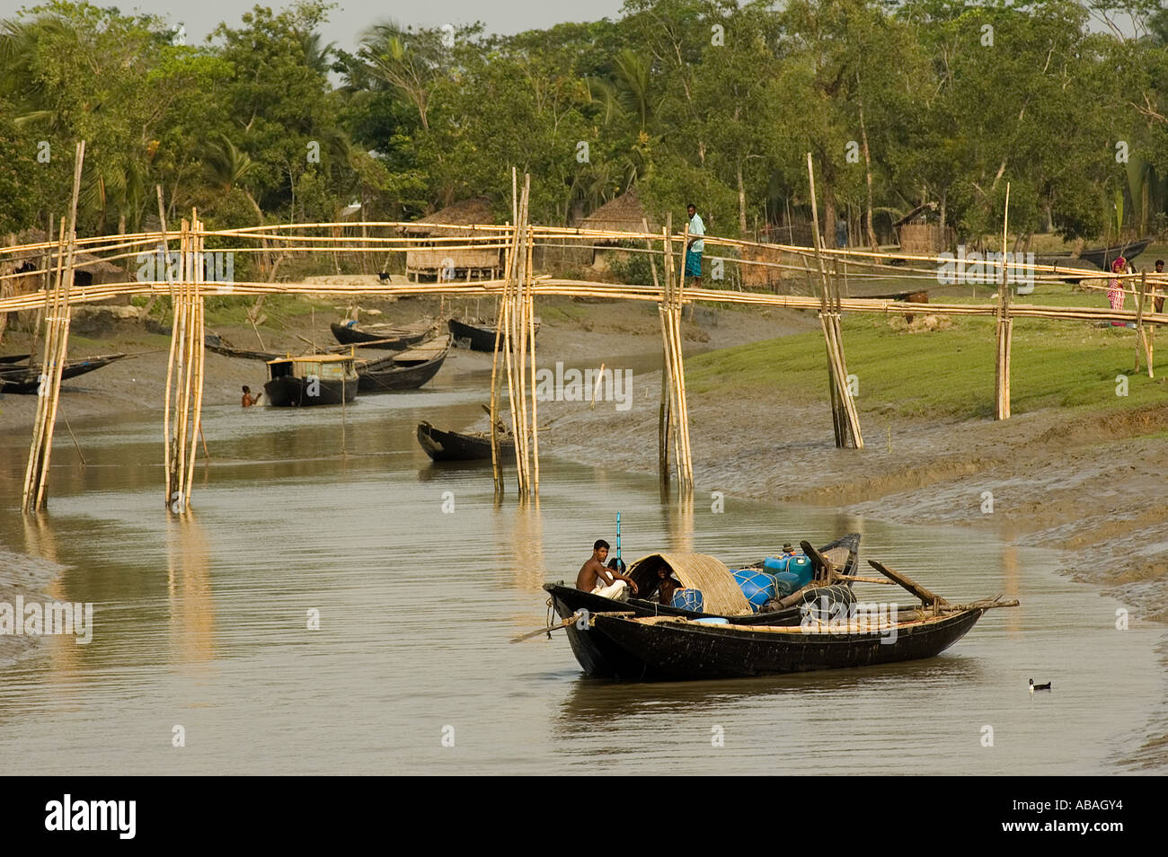 Il bambù ponte sopra un torrente nel fiume Passur Chandpai , Bangledesh . Foto Stock