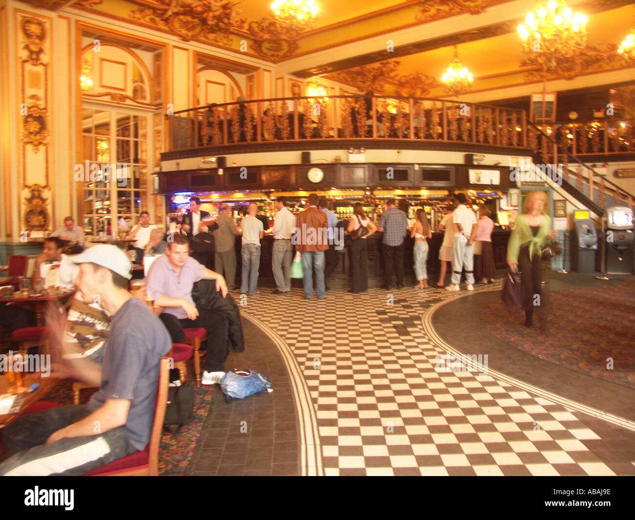 I bevitori nel grande ornati in stile vittoriano bar alla stazione di Liverpool Street London Foto Stock
