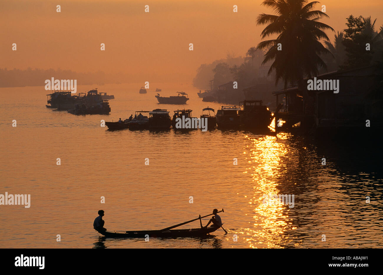 Barche sul fiume all'alba nel delta del Mekong ben tre Provincia del Vietnam Foto Stock