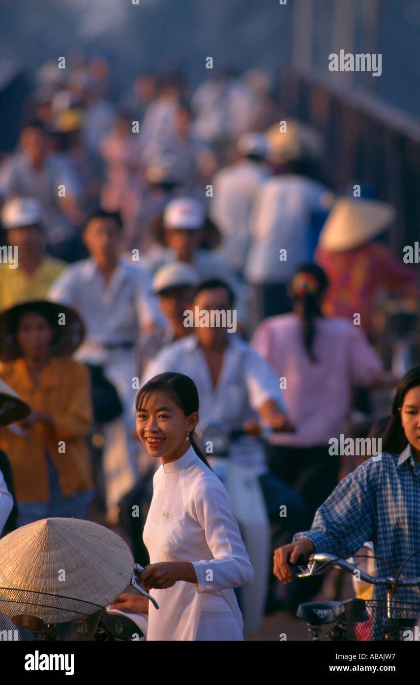 School girl in una folla di persone in ben tre Provincia Delta del Mekong Vietnam Foto Stock