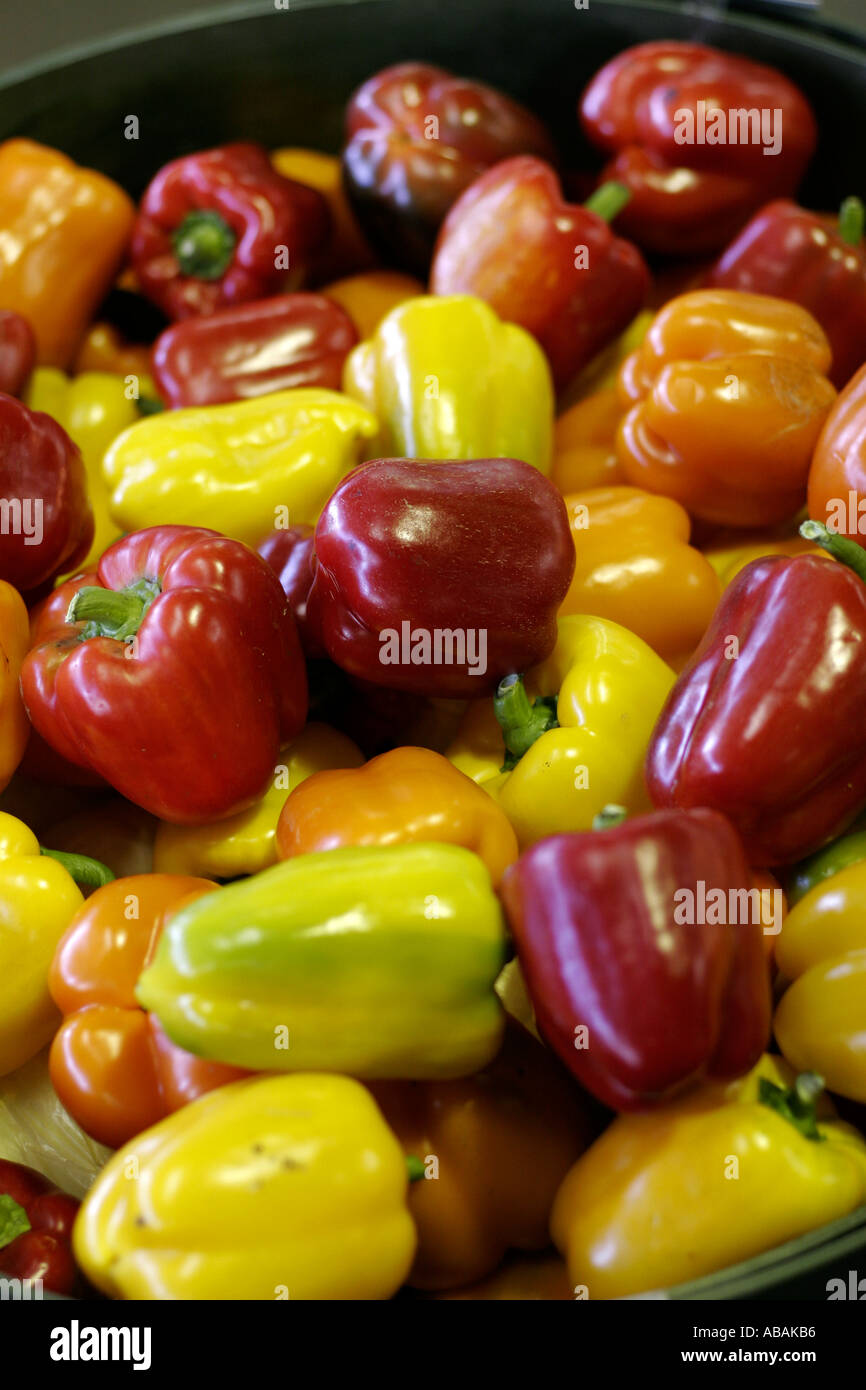 Rosso e peperoni gialli per la vendita nel mercato degli agricoltori Foto Stock