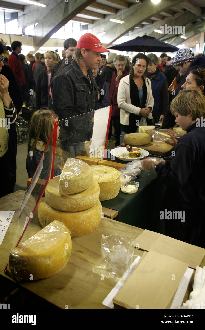 Il formaggio neozelandese per la vendita al mercato degli agricoltori Foto Stock