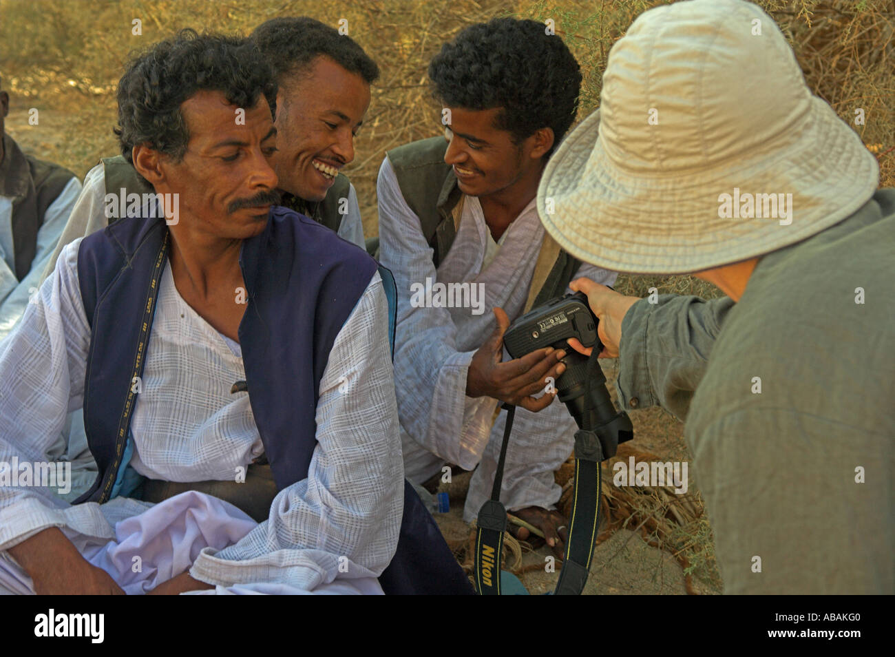 Occidentale che mostra 3 Ababda tribesman immagine sullo schermo LCD della fotocamera digitale Parco Nazionale di Wadi el Gemal " Red Sea' Egitto Foto Stock