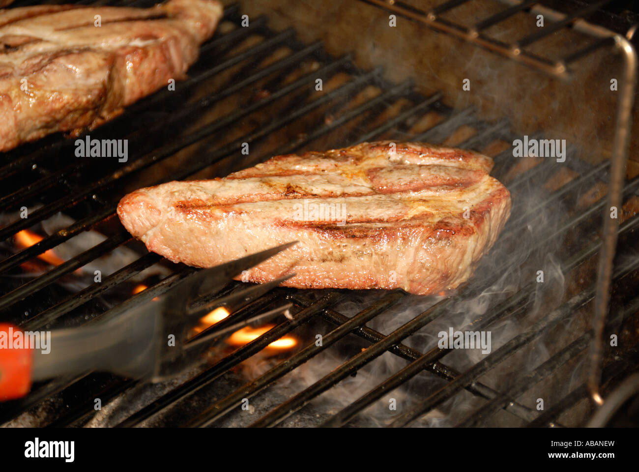 Lombo di maiale bistecche cottura alla brace. Foto Stock