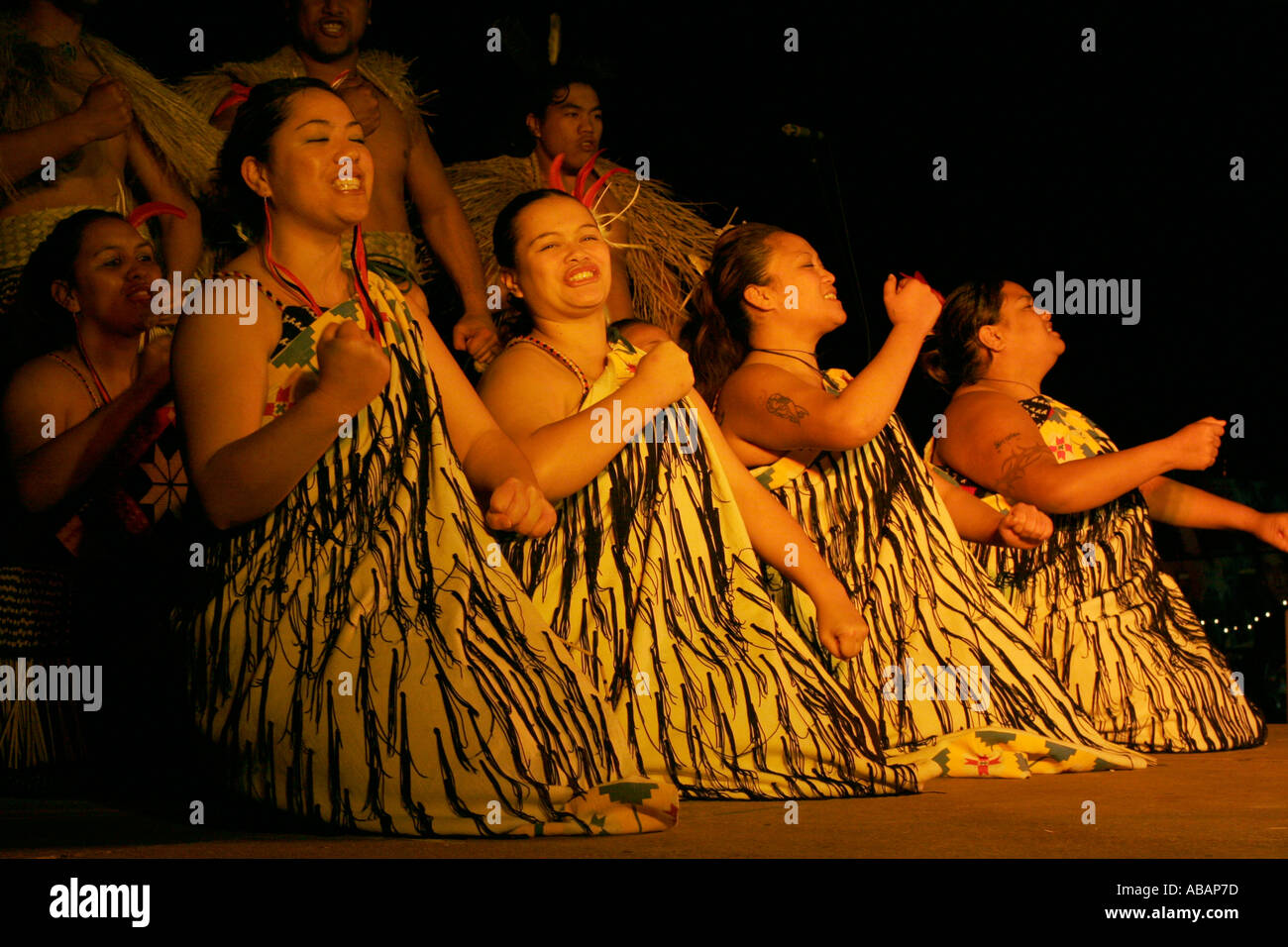 Donna Maori durante le prestazioni culturali Foto Stock