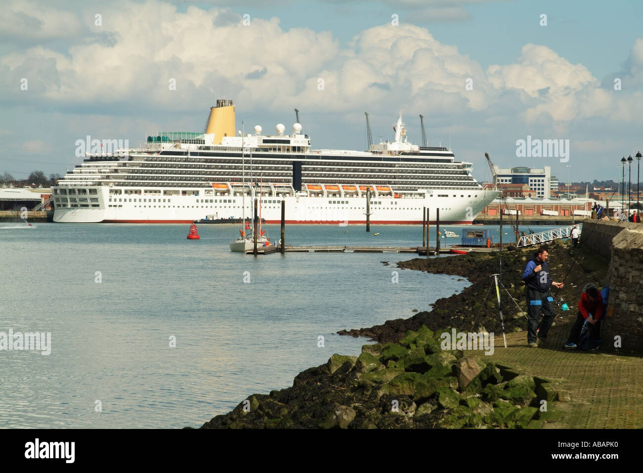 Arcadia PO crociera ormeggiato sulle acque di Southampton Hampshire Southern England Regno Unito Regno Unito Foto Stock