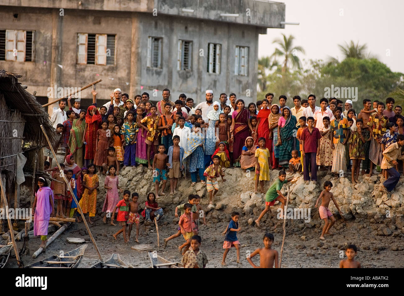 Le persone di fronte a un uragano riparo in un fiume villaggio lungo il Bangladesh . Foto Stock