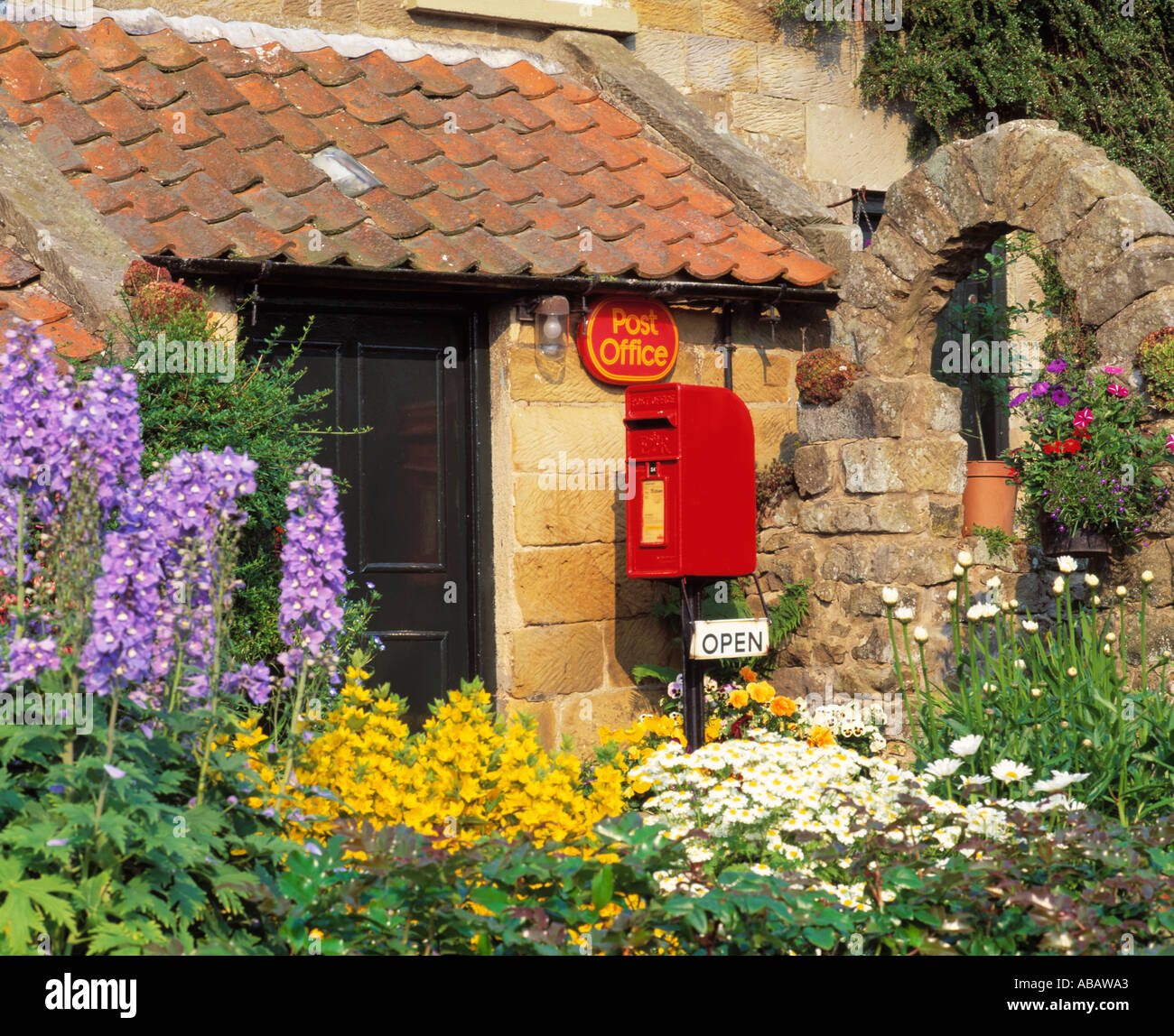 GB YORKSHIRE North York Moors bassa MILL IL POST OFFICE Foto Stock