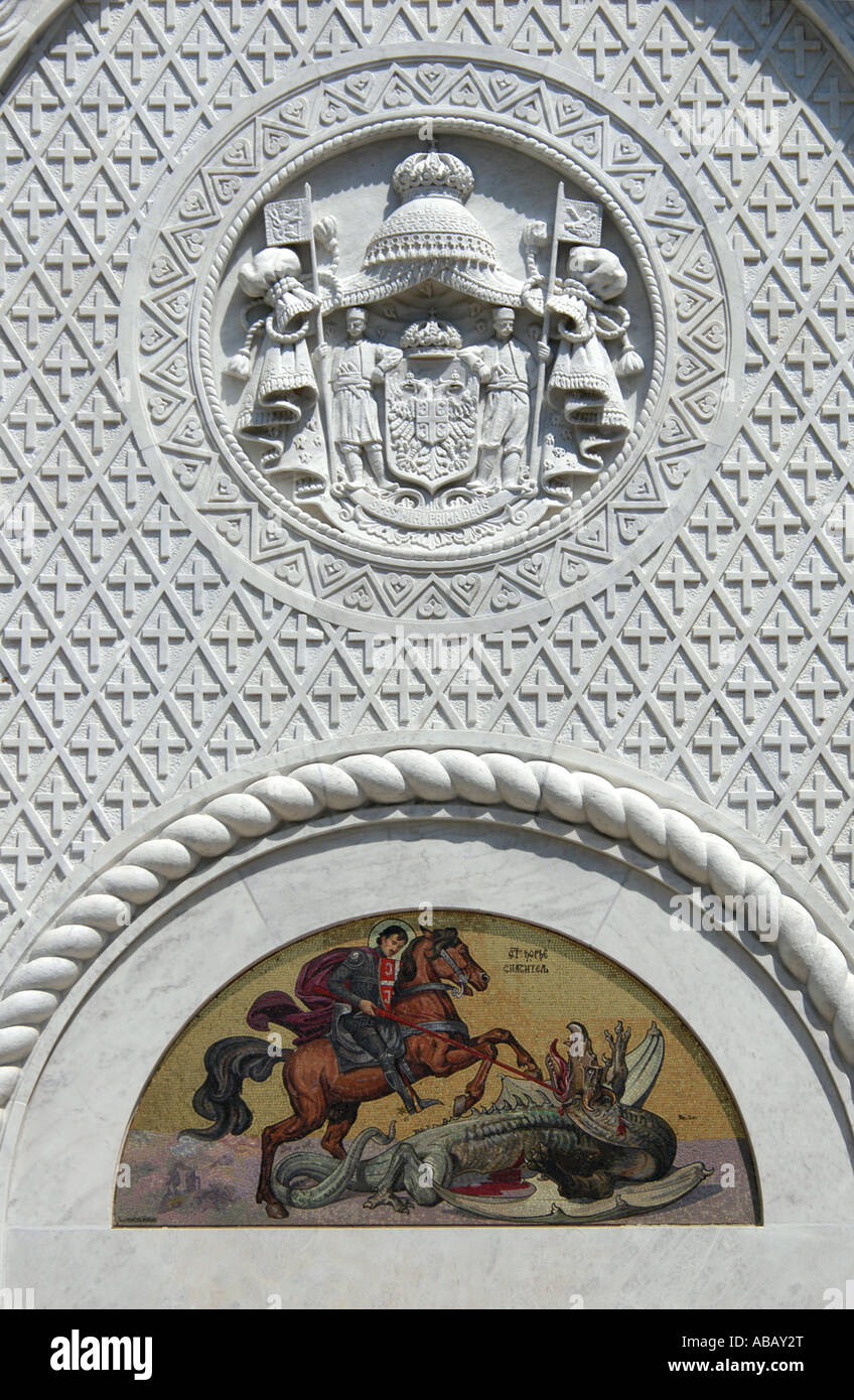 Emblema dello Stato del Regno di Jugoslavia e un mosaico di San Giorgio sopra la porta della chiesa di San Giorgio a Oplenac Hill nel topo Foto Stock