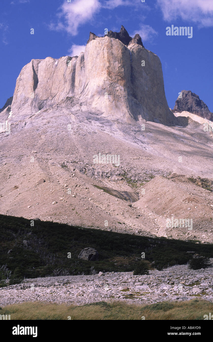 Dark rock tappato torri del Cuernos del Paine al Parque Nacional Torres del Paine Cile Foto Stock