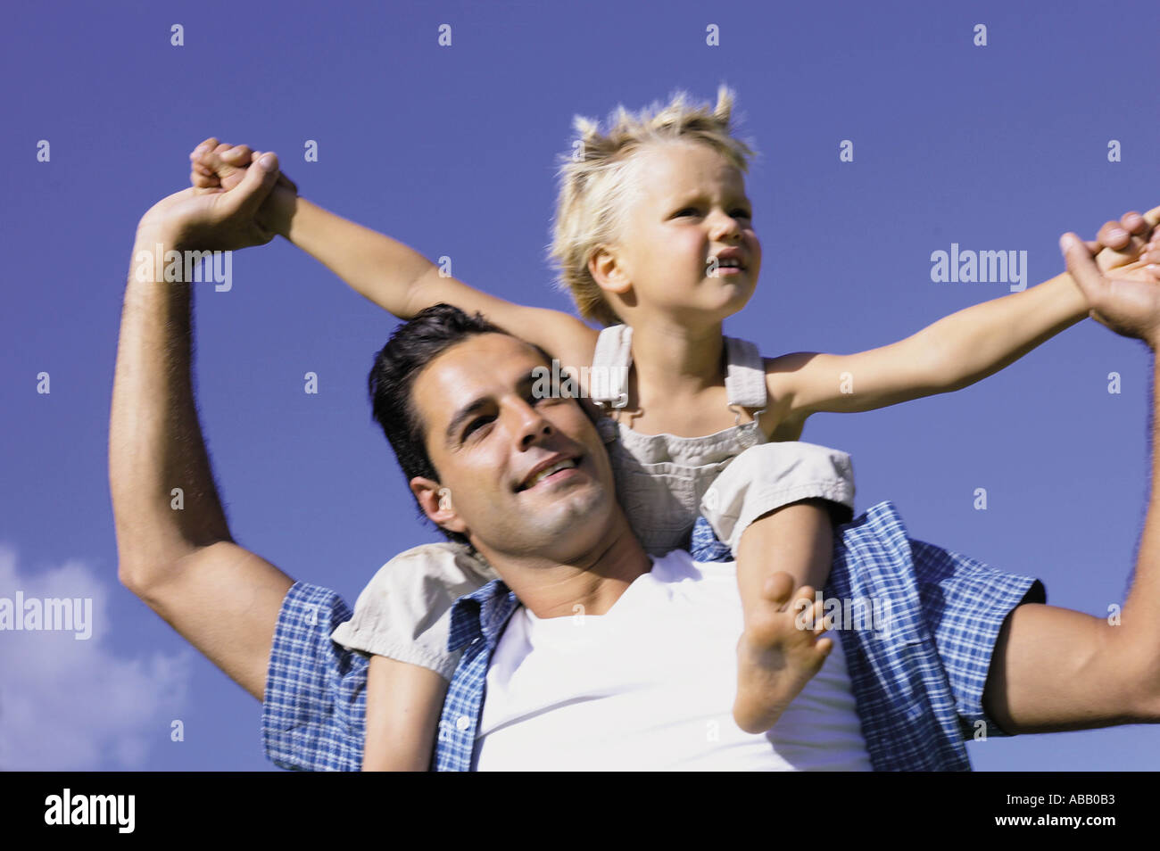 Padre figlio portante Foto Stock