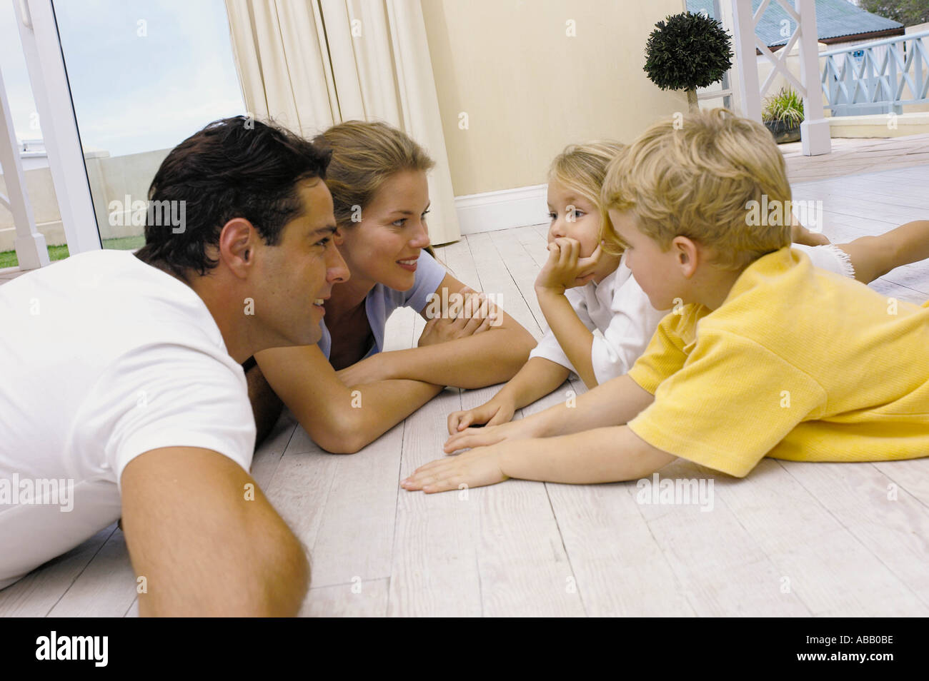 Famiglia sdraiato sul pavimento Foto Stock