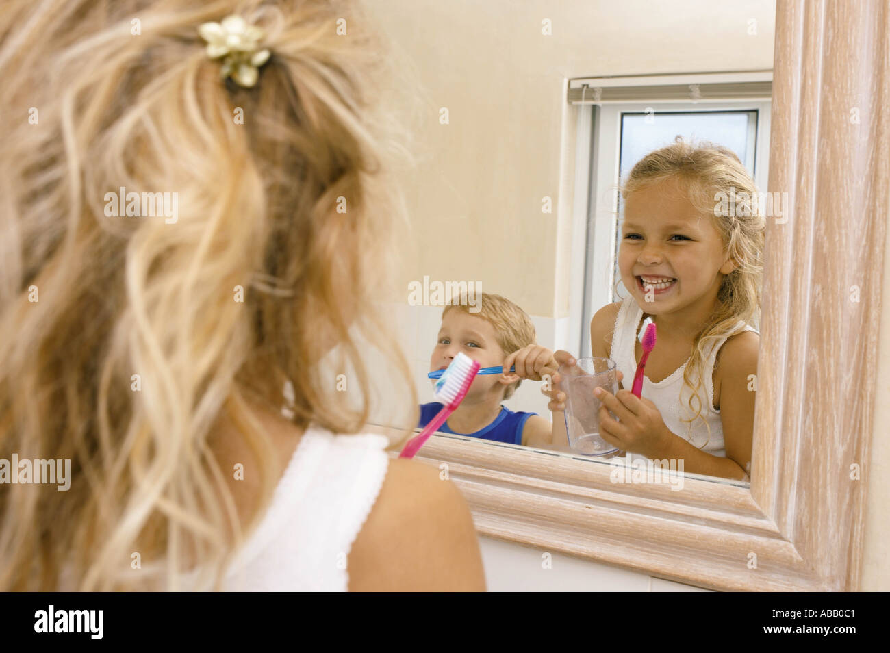 I bambini la spazzolatura dei denti Foto Stock