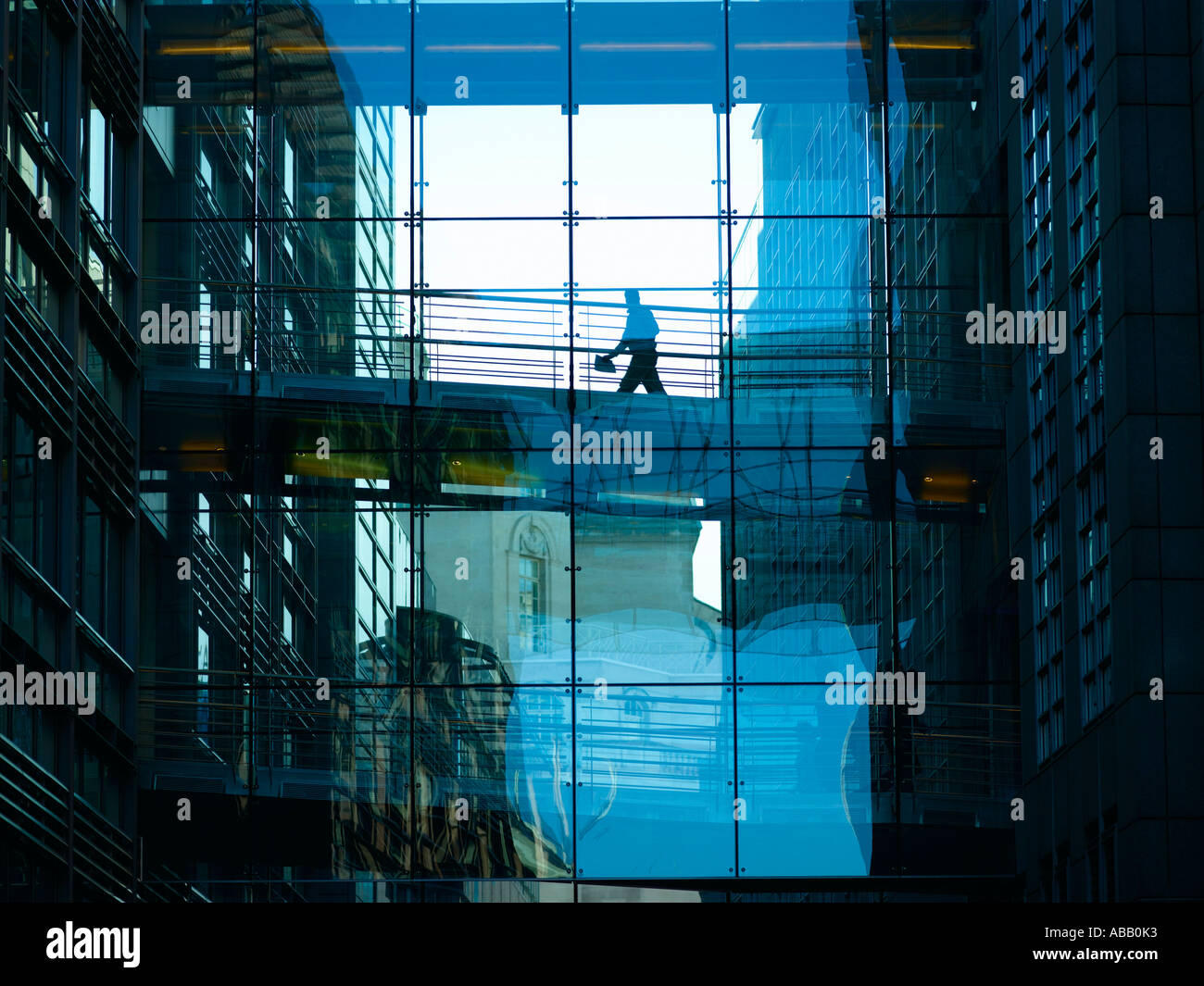 Imprenditore nel blocco di ufficio Foto Stock