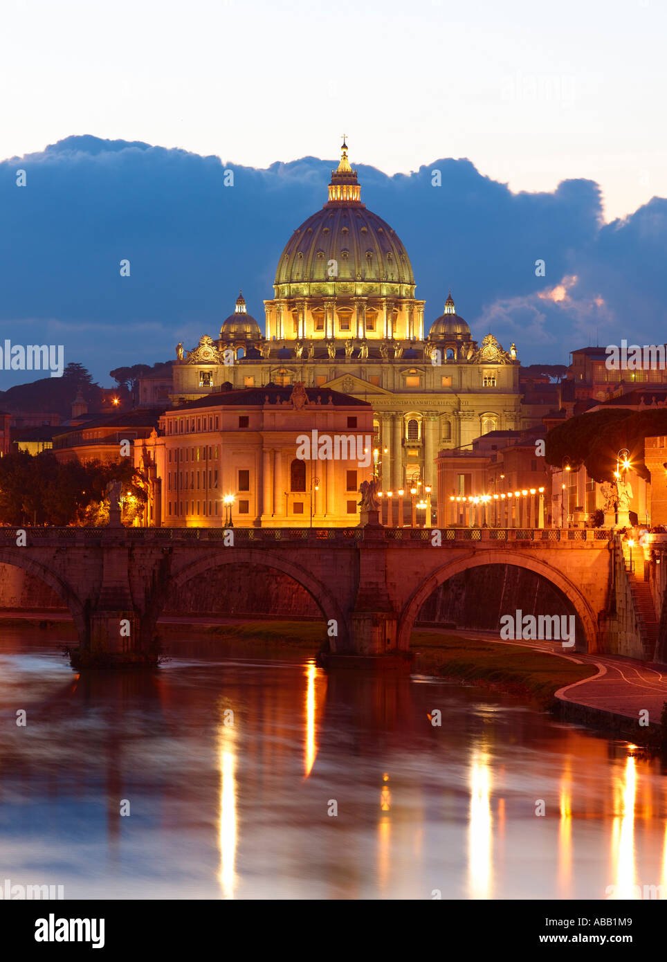 Roma e il Vaticano e il fiume Tevere al tramonto Foto Stock