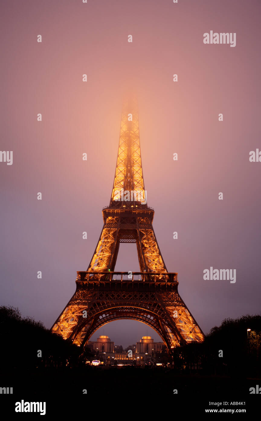 Parigi Torre Eiffel nella nebbia Foto Stock