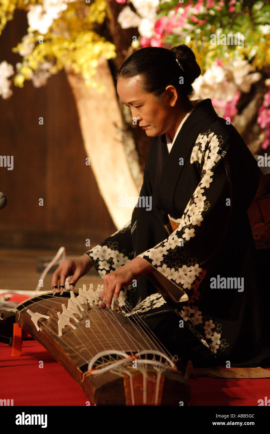 Musica dal vivo le prestazioni su un giapponese arpa dentro il castello Nijo durante il Cherry Blossom Festival, Kyoto, Giappone Foto Stock