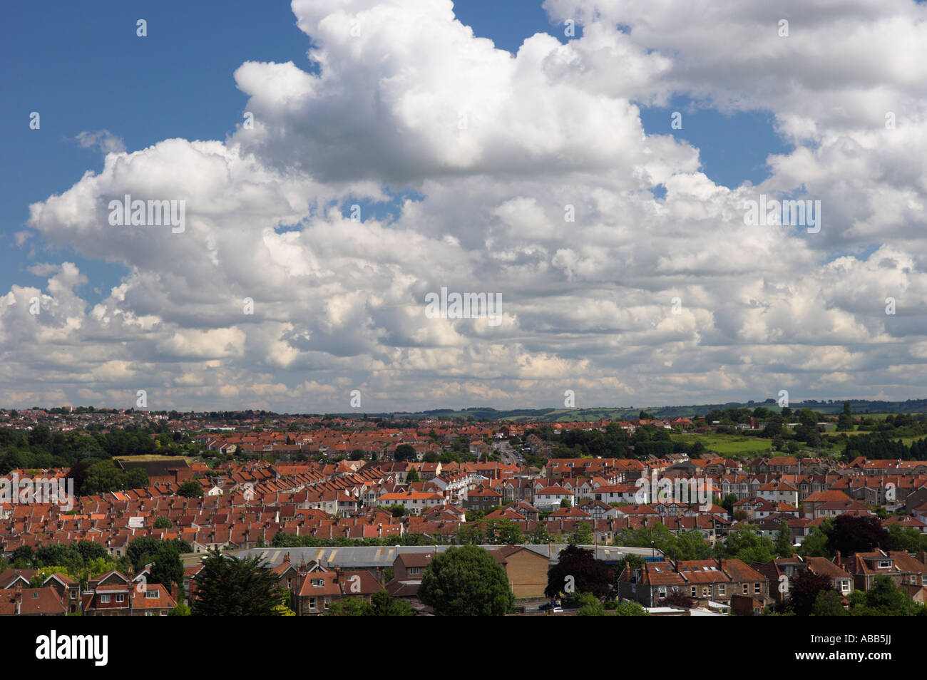 Cielo blu e nuvole sopra l'inglese alloggi urbani Bristol Inghilterra Foto Stock