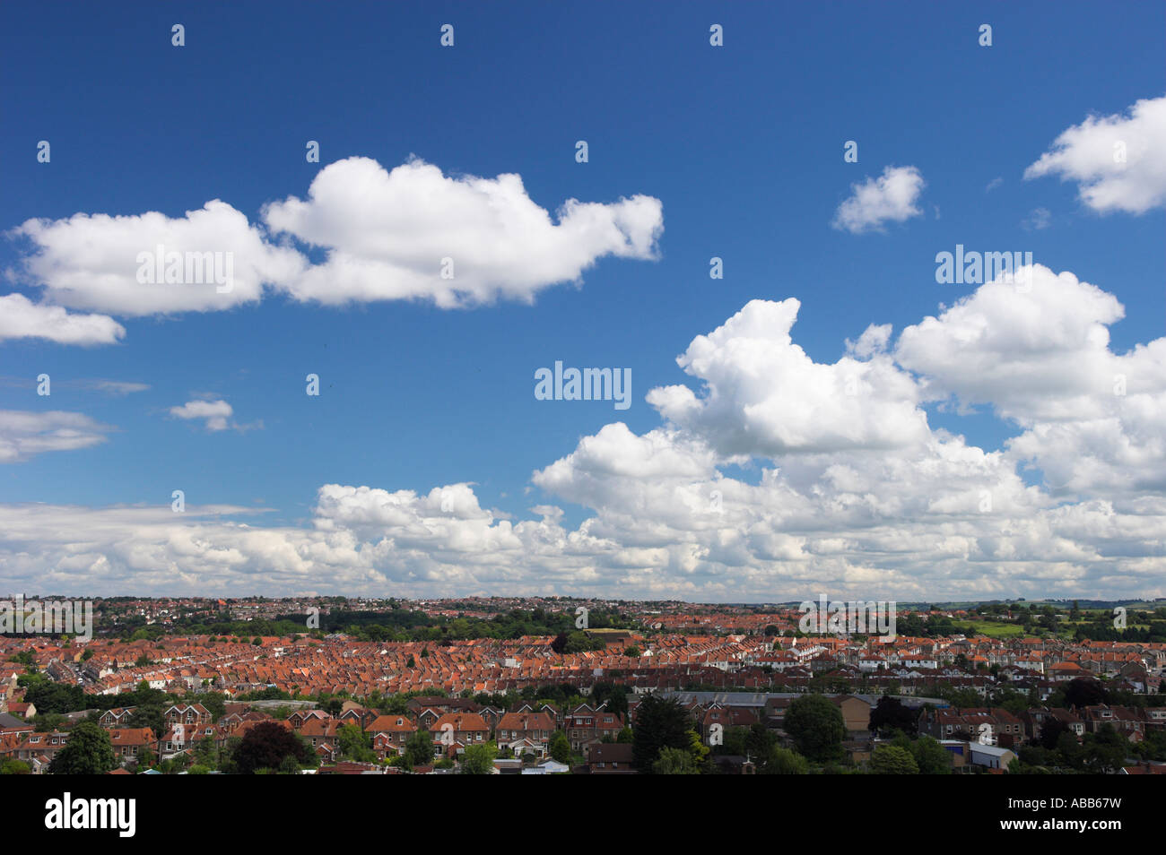 Ampio angolo di visione soffice bianco nuvole cumulus blue sky nel corso residenziale paesaggio urbano Bristol Inghilterra Foto Stock