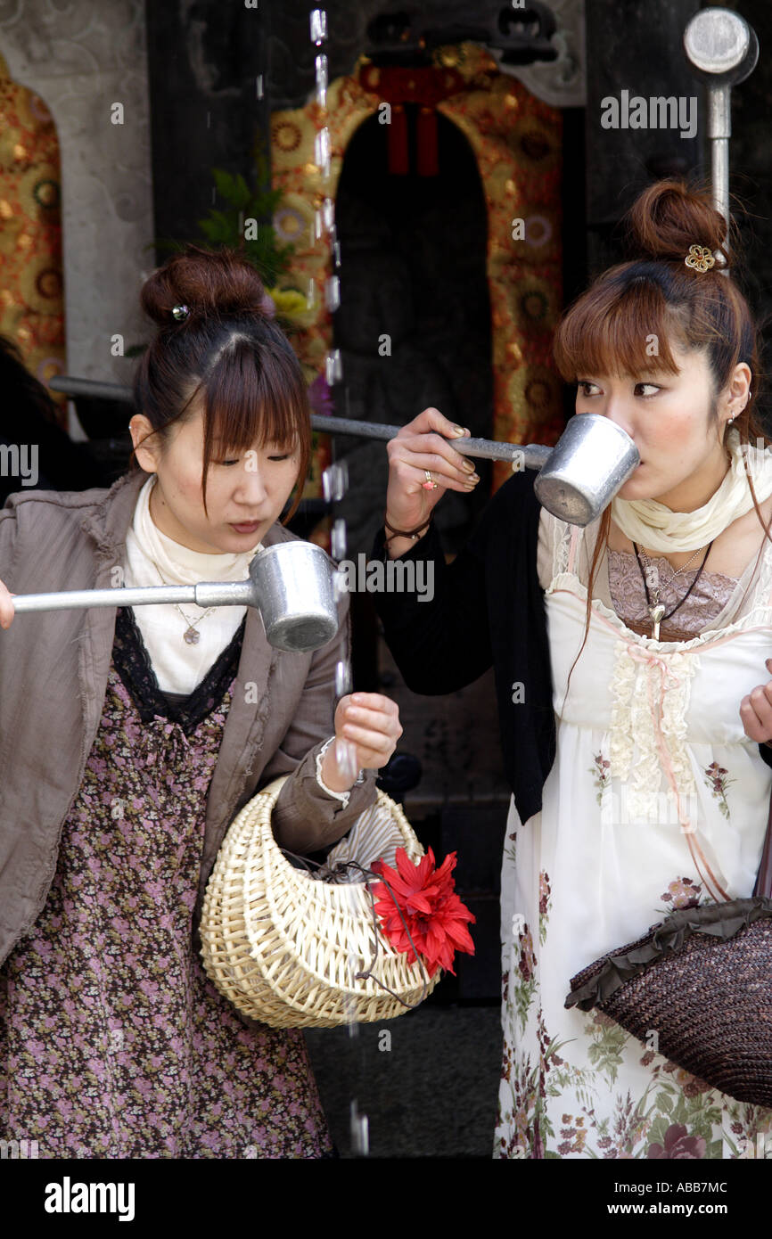 Belle Donne bere da una molla nella Kiyomizudera complesso tempio a Kyoto in Giappone Foto Stock