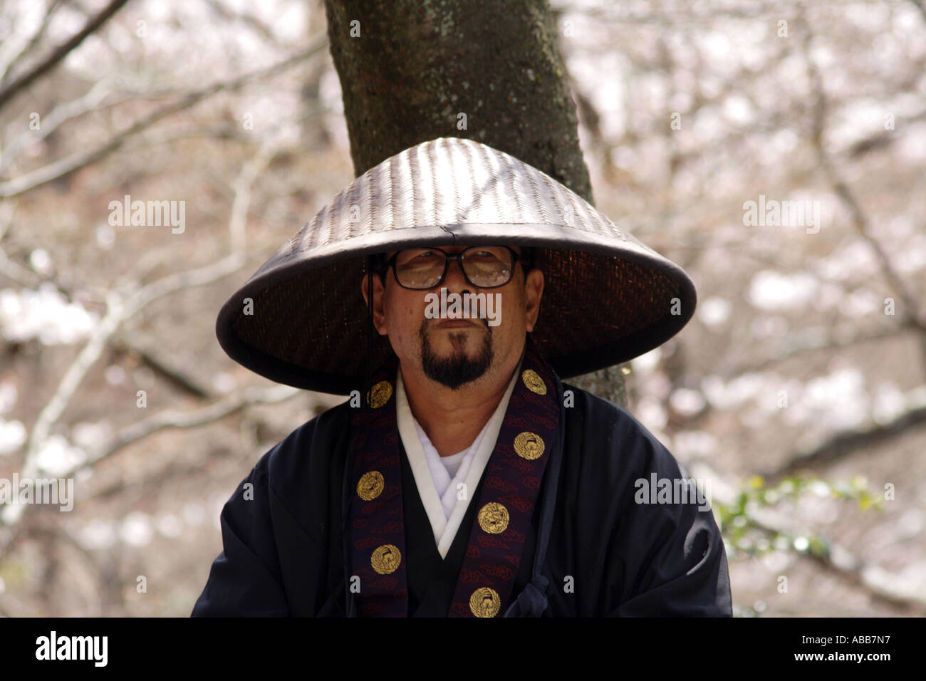 Uomo in Abbigliamento tradizionale e il cappello di fronte a pieno fiore fiori di ciliegio Kyoto Giappone Foto stock Alamy