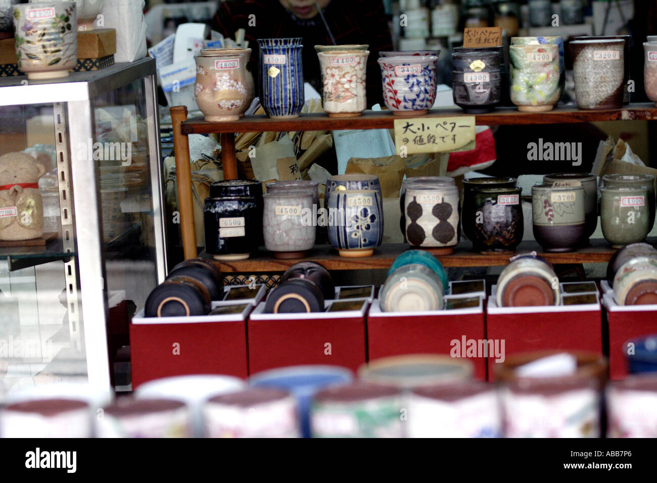 Ceramiche giapponesi tazze, ciotole e piatti in vendita presso un negozio  di souvenir shop turistico, Kyoto, Giappone Foto stock - Alamy