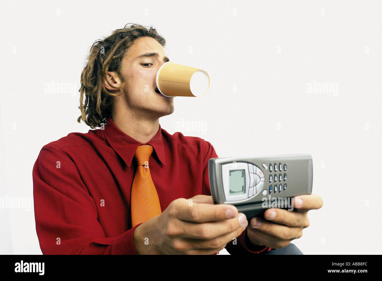 Imprenditore con caffè e cellulare Foto Stock