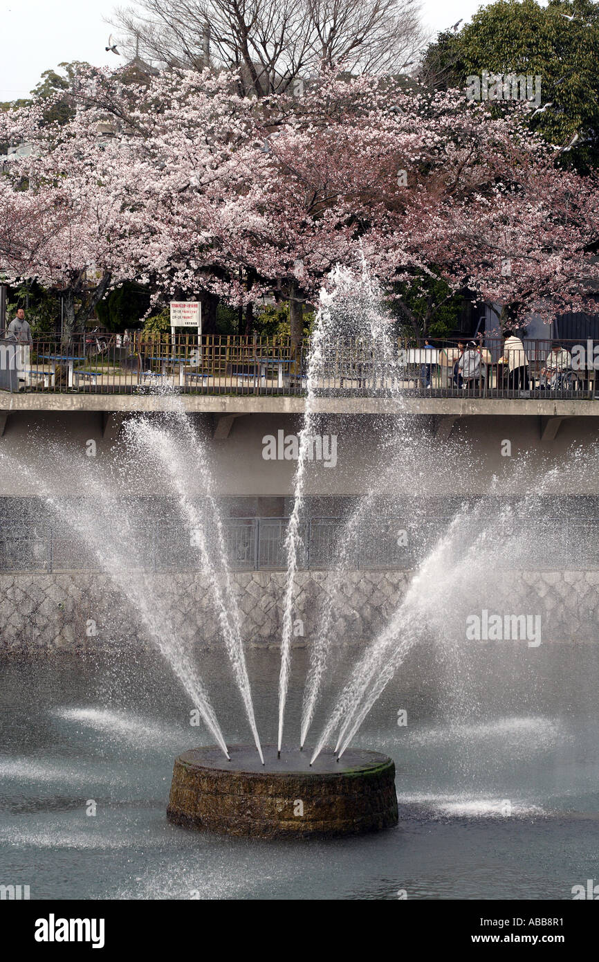 Fontana presso la confluenza dell'Acquedotto da Biwako con il Fiume Shirakawa, Kyoto, Giappone Foto Stock