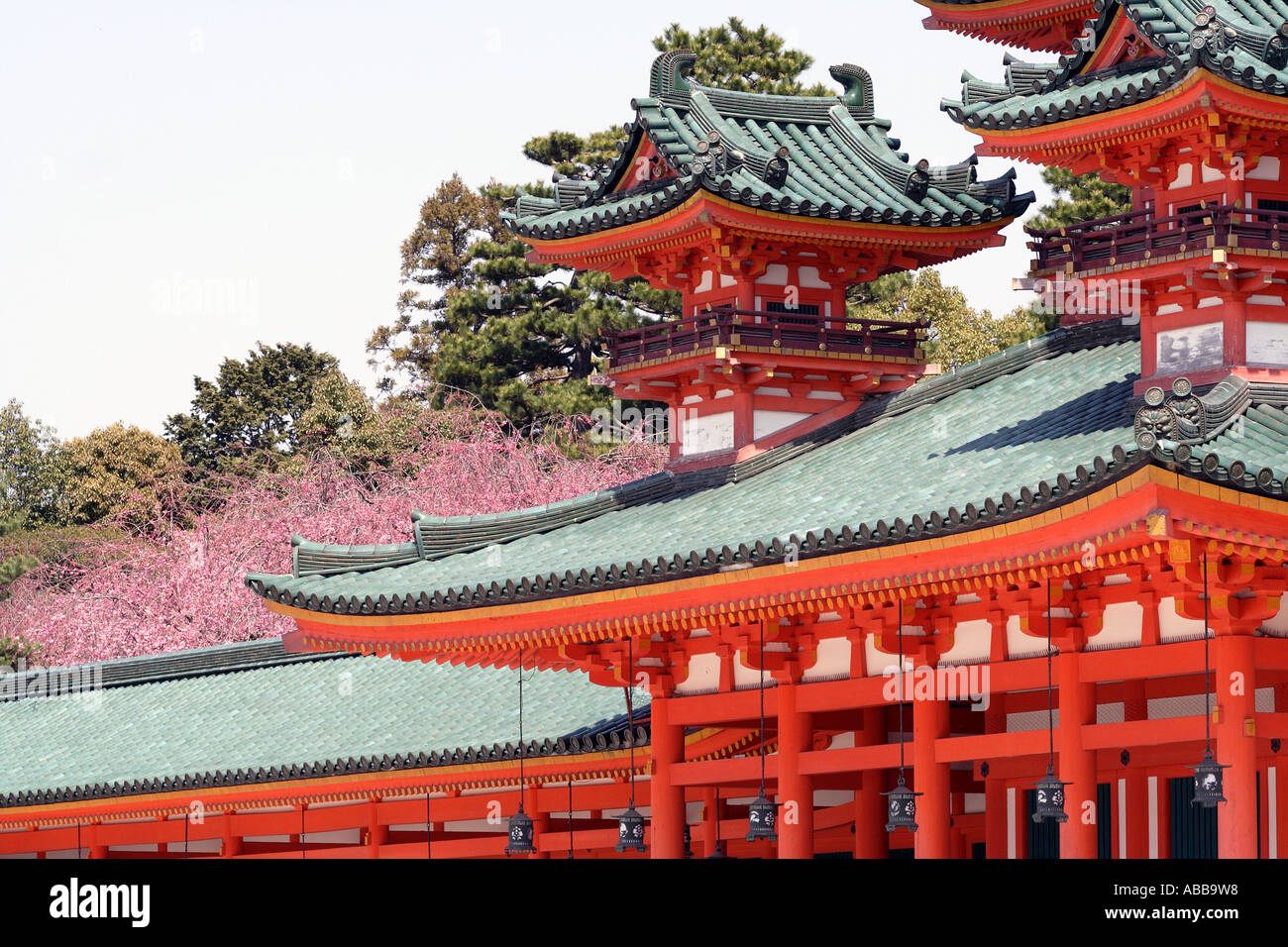 Santuario Heian circondato da fiori di ciliegio, Kyoto, Giappone Foto Stock