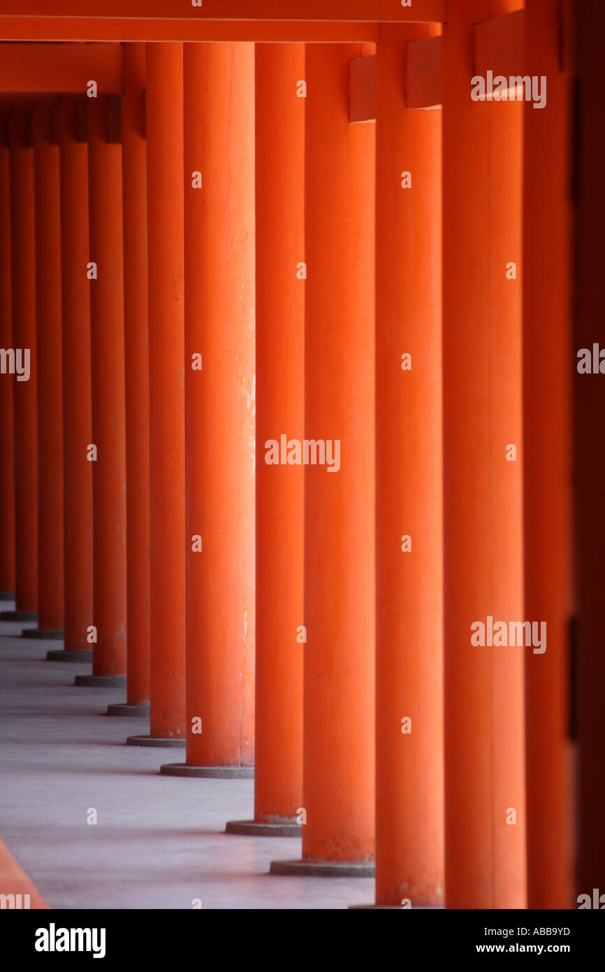 Arancione o pilastri vermillion presso il Santuario Heian, Kyoto, Giappone. Foto Stock