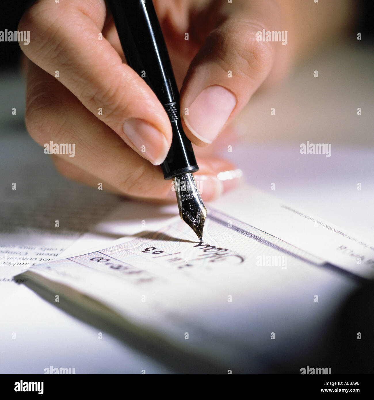 Una mano che tiene una penna stilografica Foto stock - Alamy