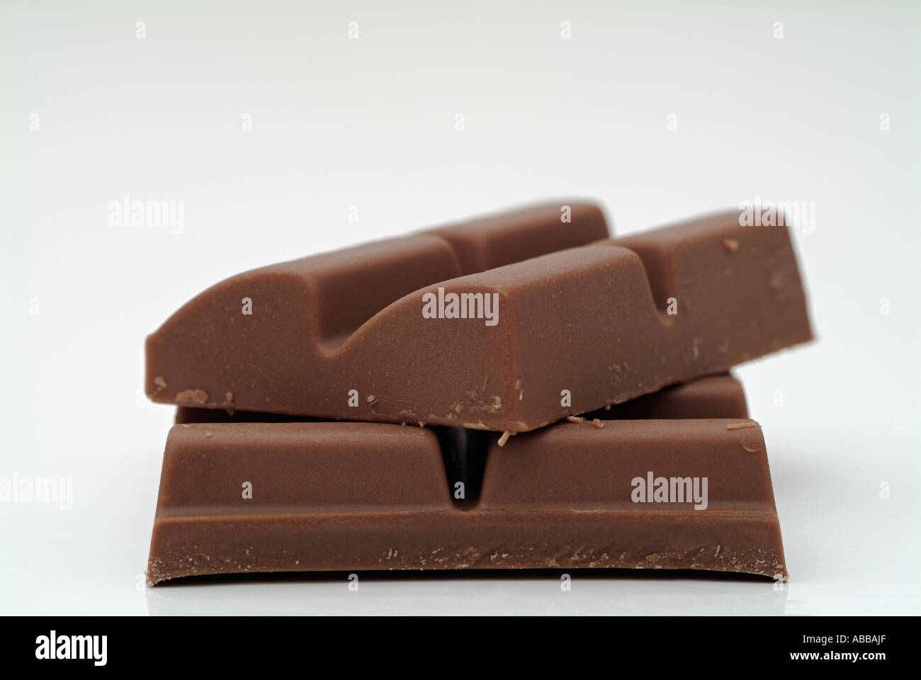 Aggiungete pezzetti di cioccolato contro uno sfondo bianco Foto Stock