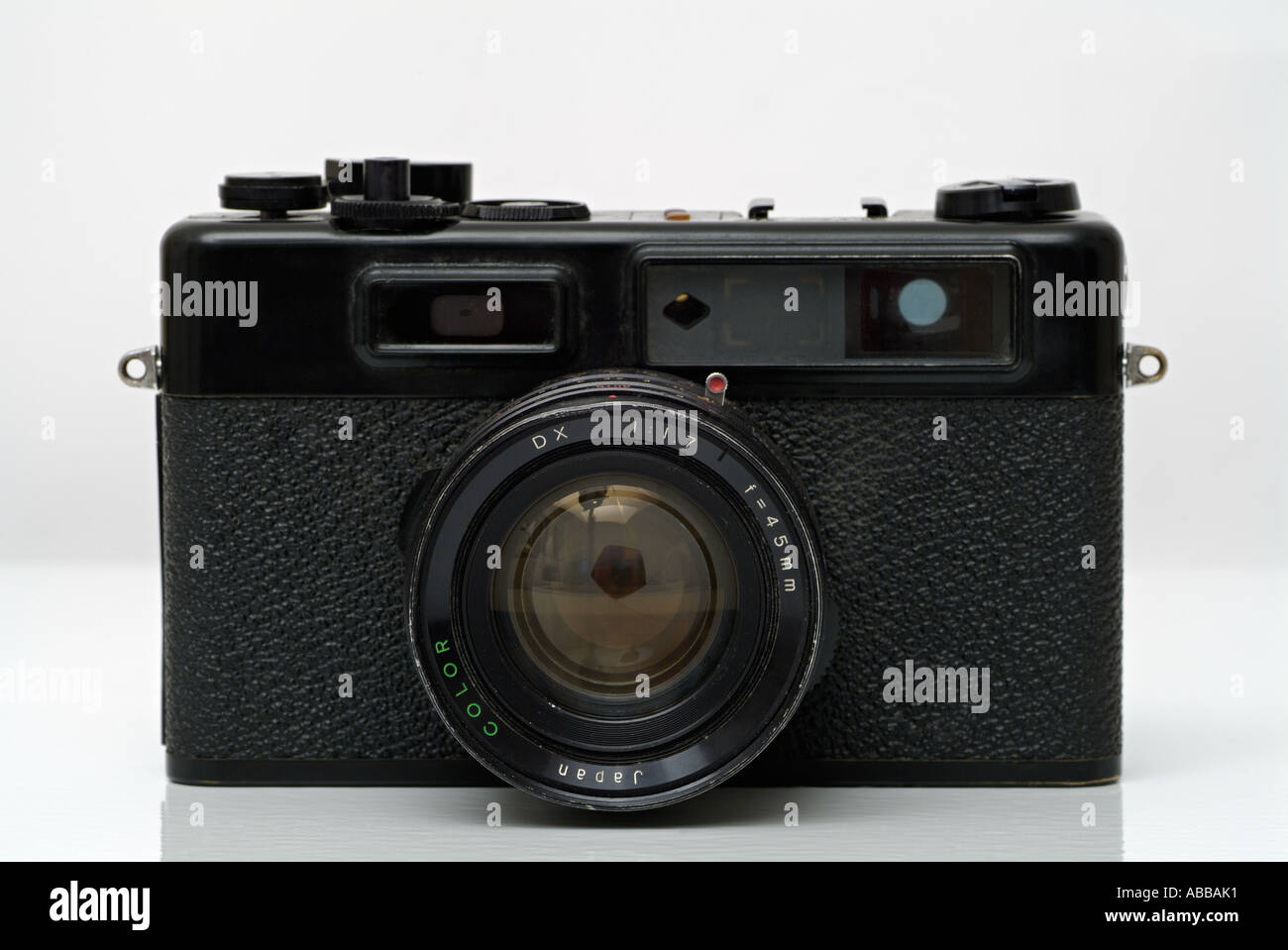 Fotocamera tradizionale di 35mm Rangefinder fotocamera contro uno sfondo bianco Foto Stock