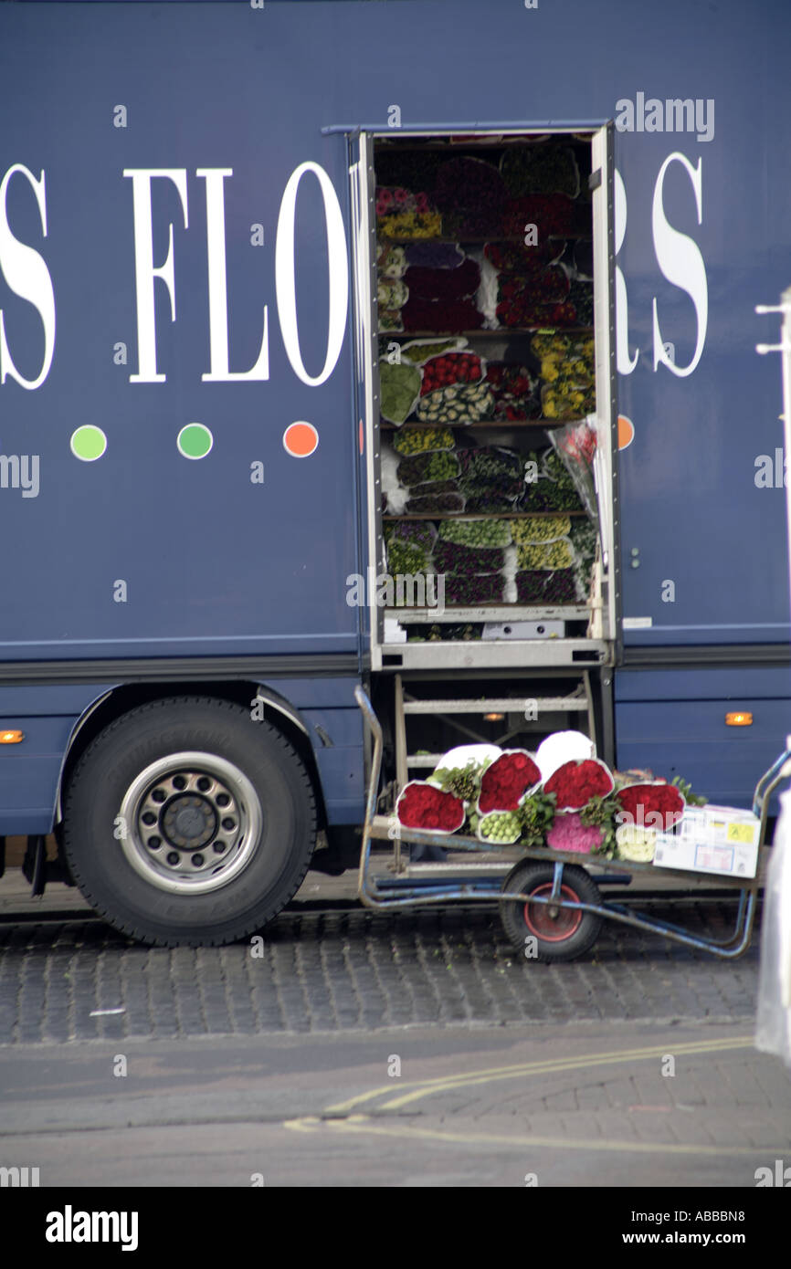 Fiori recisi di trasporto essendo scaricati in un mercato in Inghilterra settentrionale REGNO UNITO Foto Stock