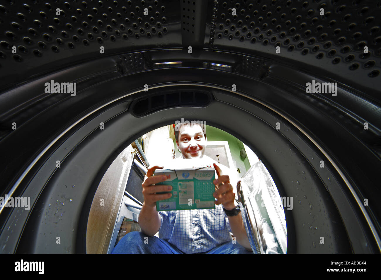 Angolazione inusuale immagine concettuale rappresentato dall'interno di una macchina di lavaggio (continuazione). Foto Stock