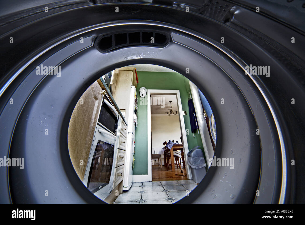 Angolazione inusuale immagine concettuale rappresentato dall'interno di una macchina di lavaggio (continuazione). Foto Stock