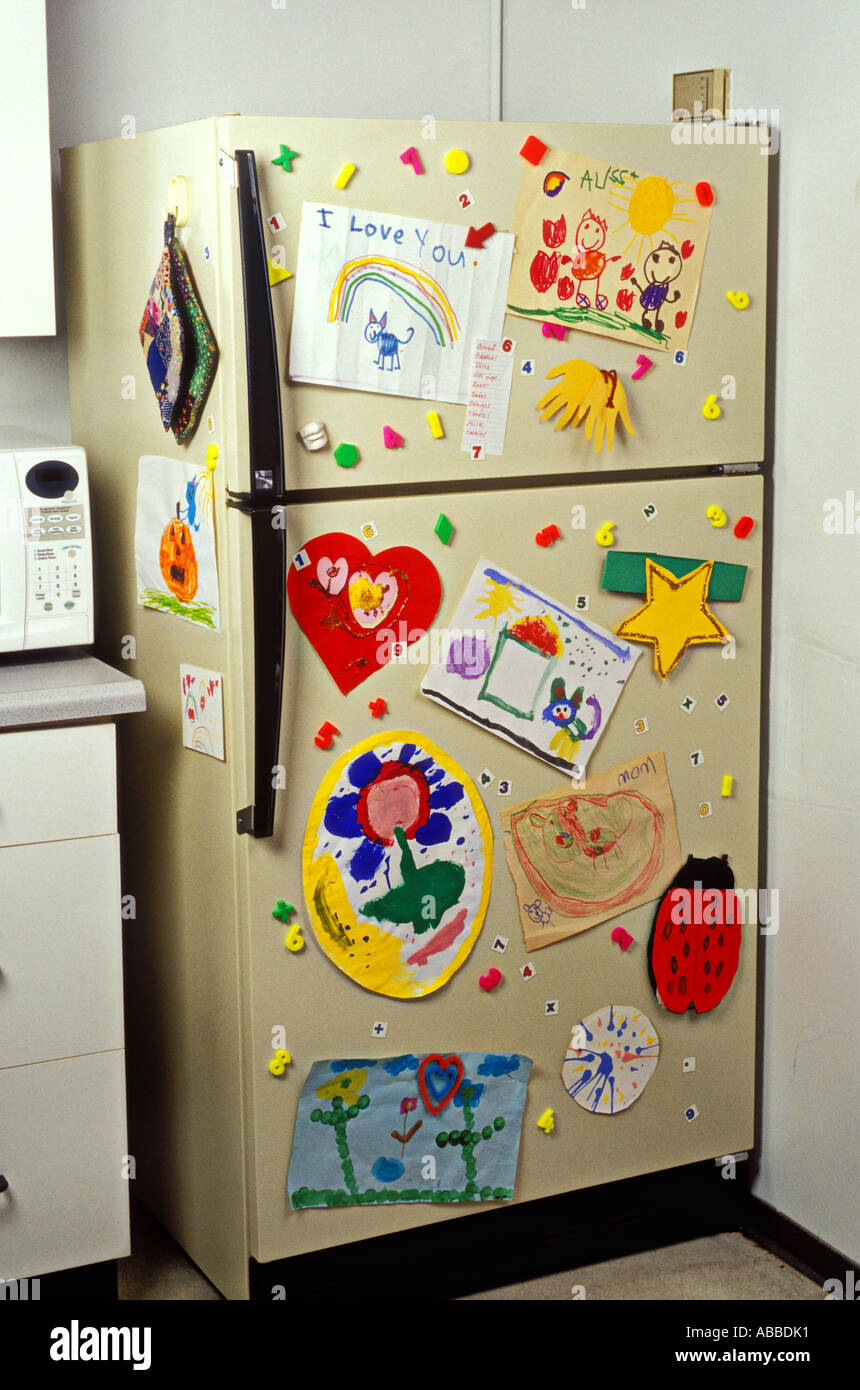 Cucina frigorifero coperto con un bambino s disegni Foto Stock