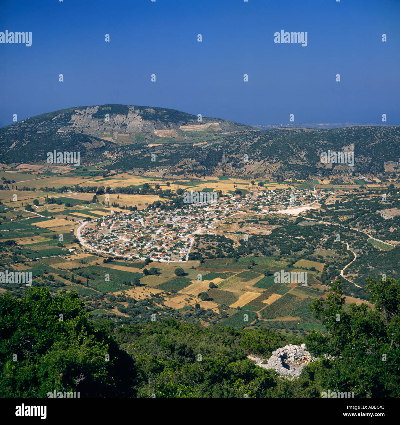 Guardando verso il basso sul villaggio dal Monte Enos circondato da campi coltivati a Fragata l'isola di Cefalonia isole Greche - Grecia Foto Stock