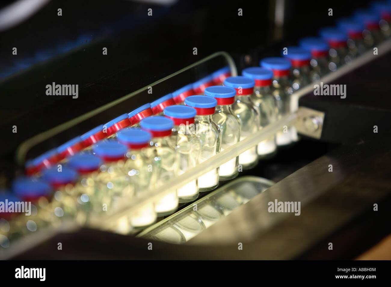 La produzione di massa di fiale in una fabbrica di linea di assemblaggio Foto Stock