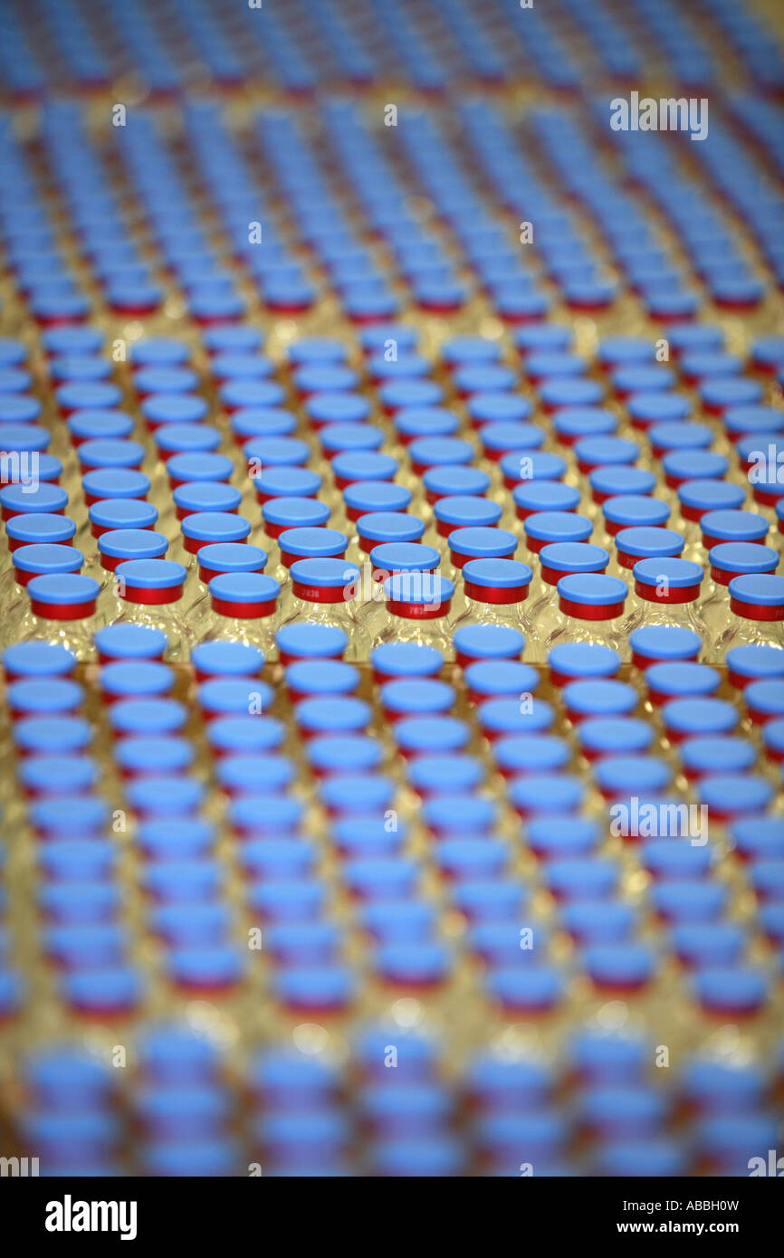 La produzione di massa di fiale in una fabbrica di linea di assemblaggio Foto Stock