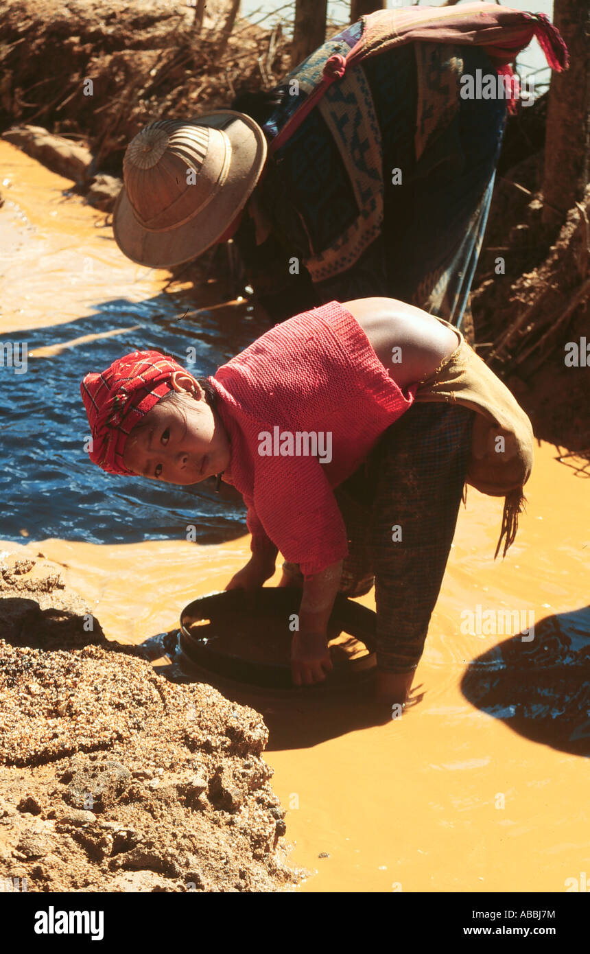 Ragazzo le pentole per rubini nel fiume al di fuori della famosa Ruby miniere di Mogok in Birmania,Myanmar Foto Stock