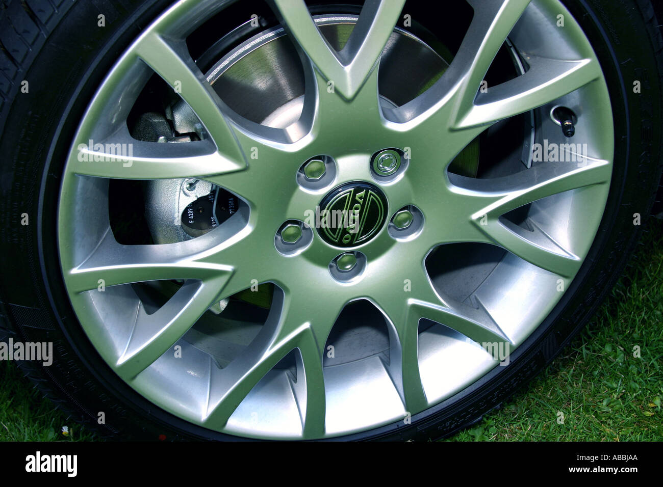 Ruote con cerchi in lega e il disco del freno su un moderno Volvo Car Foto Stock