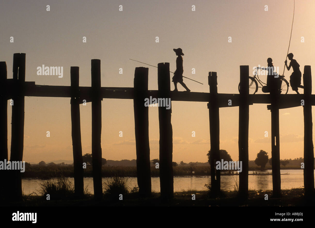 Tramonto spettacolare a U Bein bridge,(il più lungo ponte in teak nel mondo) ad Amarapura vicino a Mandalay,Birmania,Myanmar Foto Stock