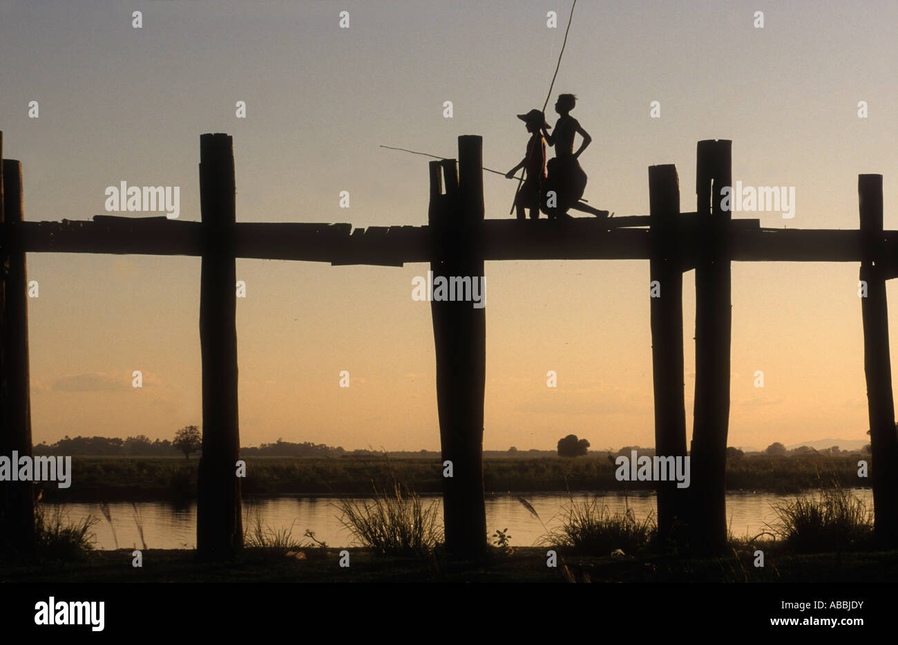 Tramonto spettacolare a U Bein bridge,(il più lungo ponte in teak nel mondo) ad Amarapura vicino a Mandalay,Birmania,Myanmar Foto Stock