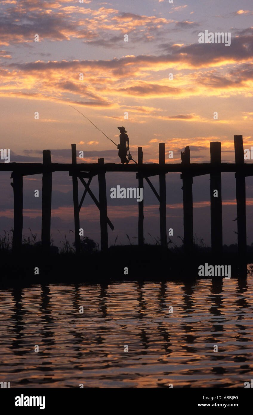 Tramonto spettacolare a U Bein bridge,(il più lungo ponte in teak nel mondo) ad Amarapura vicino a Mandalay,Birmania,Myanmar Foto Stock