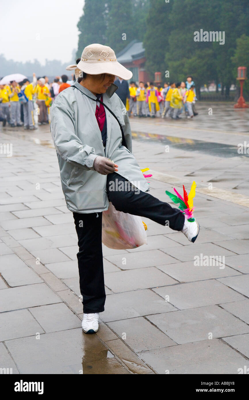 Sreet venditore dimostrando come giocare Jianzi Pechino Cina JMH1549 Foto Stock