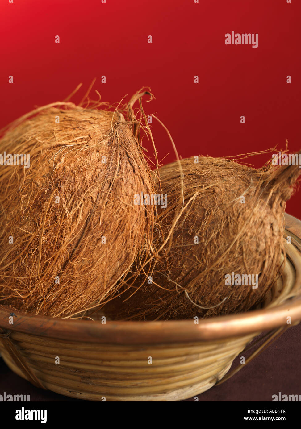 Due Noci di cocco su sfondo arancione Foto Stock